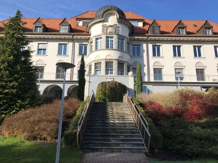 Hôpital Daler, Fribourg, bâtiment d’origine de 1916 vu depuis le jardin
