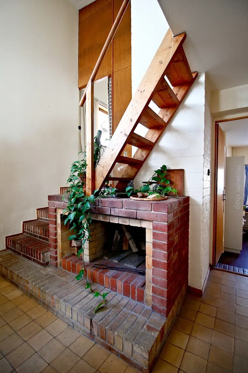 Maison Aalto · cheminée de brique et escalier de bois