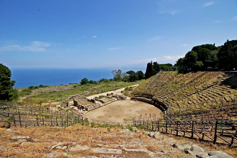 Tindari · le théâtre grec face à la mer
