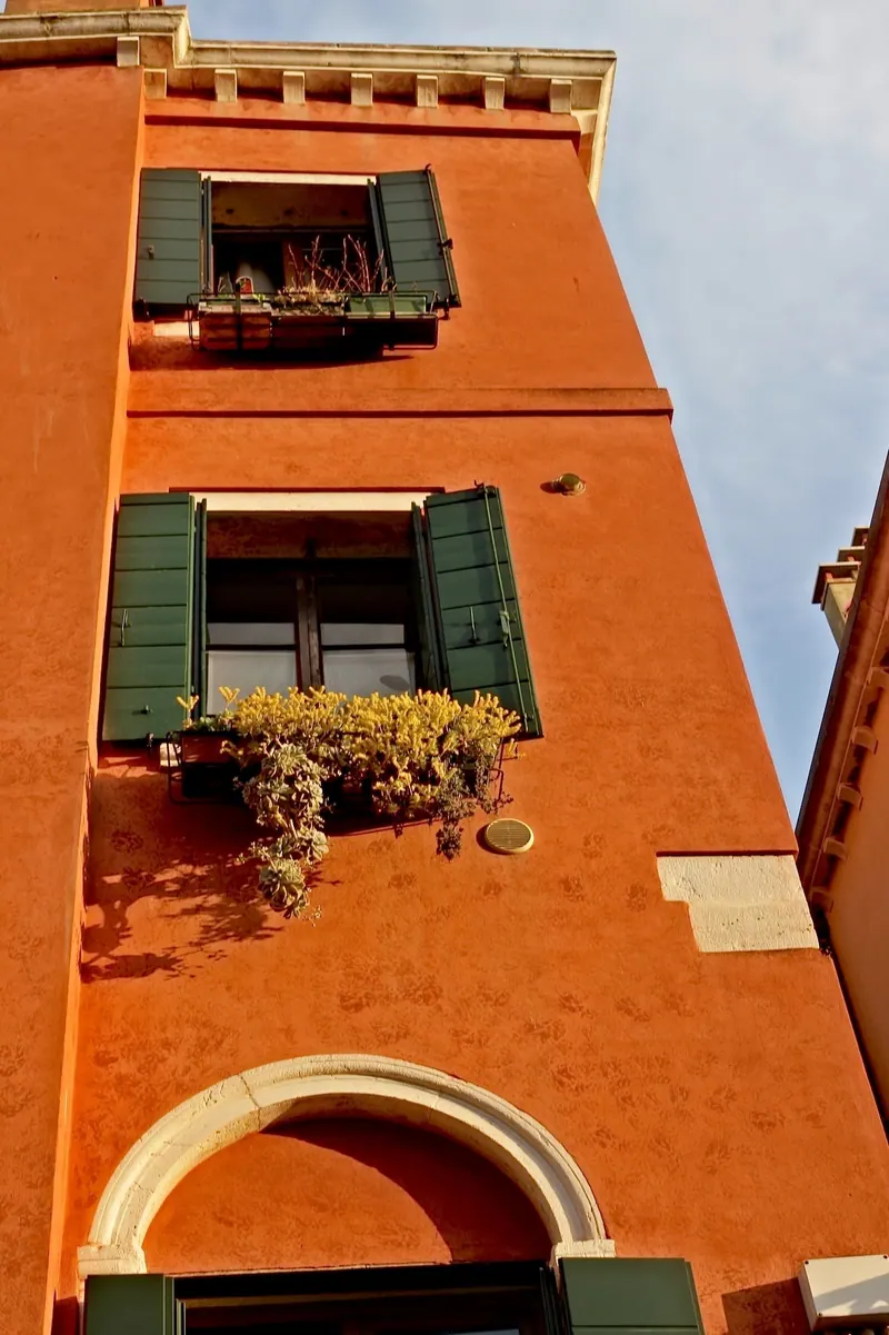 Venise · détails d'une façade enduite