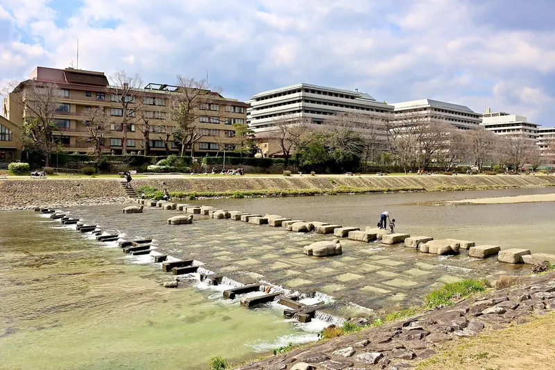 Kyoto · pas japonais sur la rivière Kamo