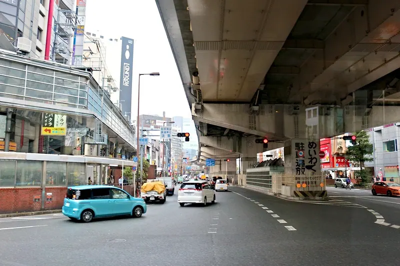 Osaka · la rue sous l'autoroute