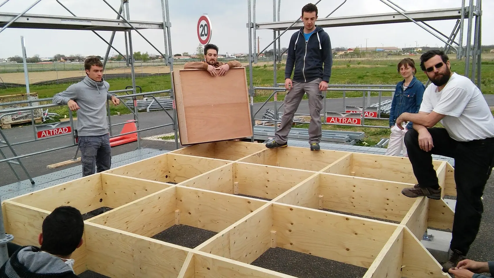 Assemblage des caissons sous échafaudage