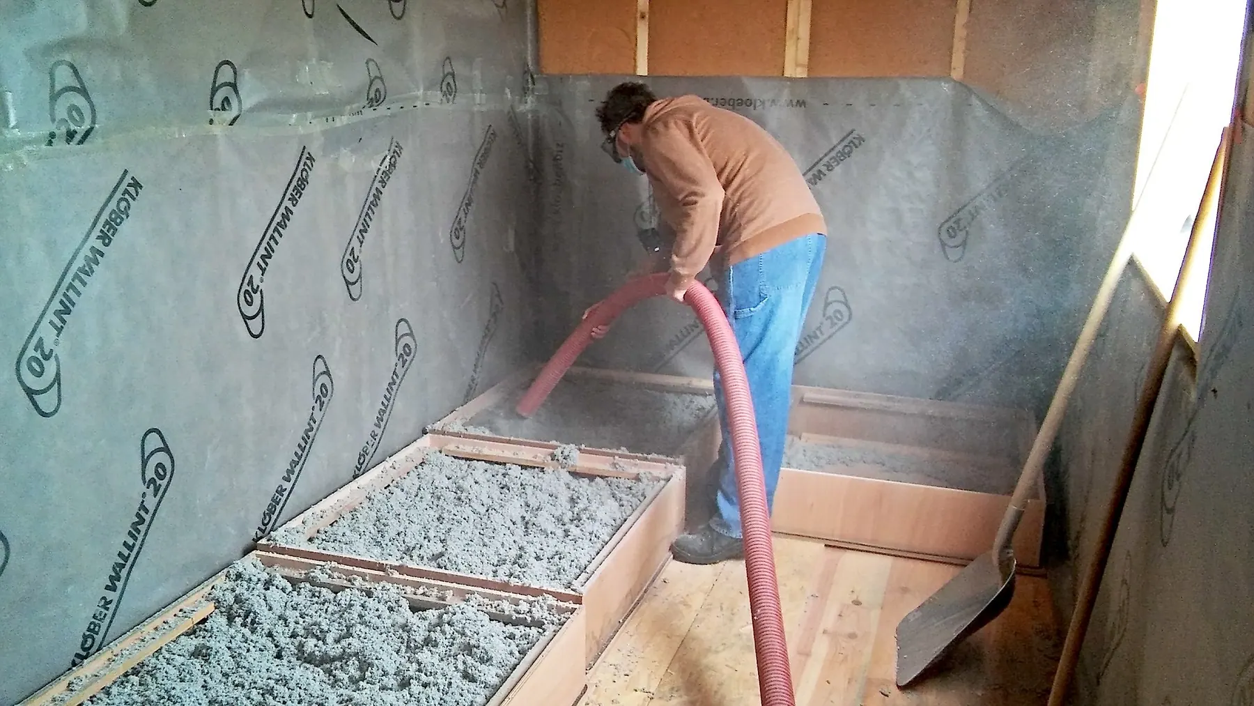 Ouate de cellulose insufflée dans les caissons