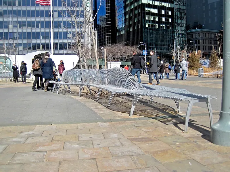 Peter Minuit Plaza · bancs en lames d'acier devant le terminal