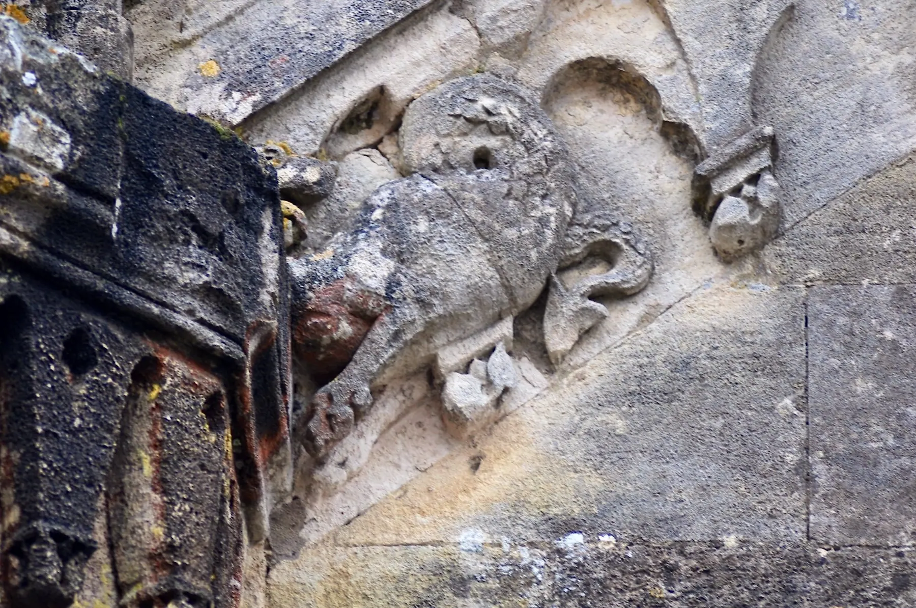 Culot sculpté érodé, croûte noire