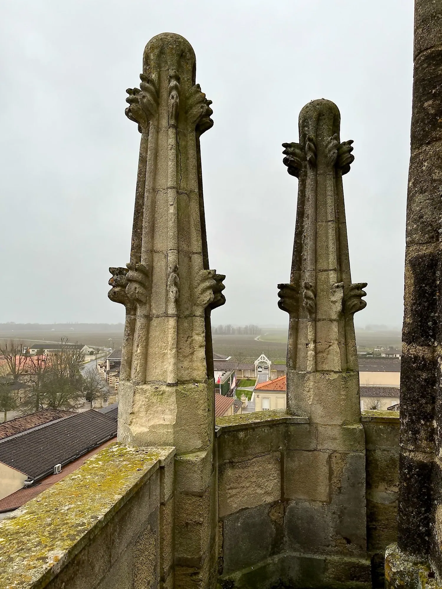 Pinacles d'angle de la terrasse du clocher
