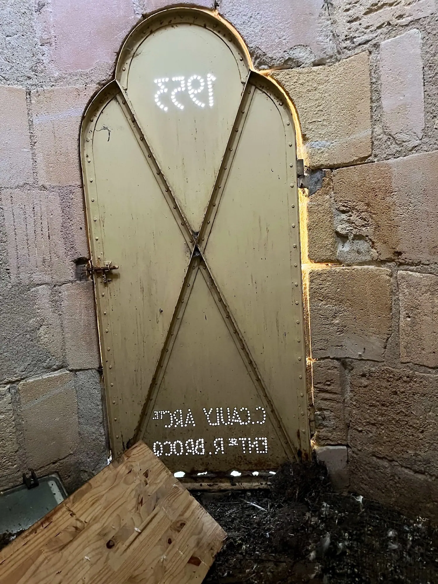 Porte en tôle percée de l'inscription 1953