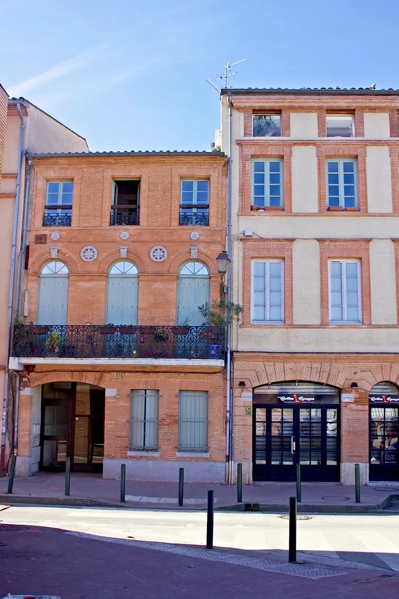 Rue Charles-Viguerie · deux maisons mitoyennes, l'une toute de brique, l'autre enduite