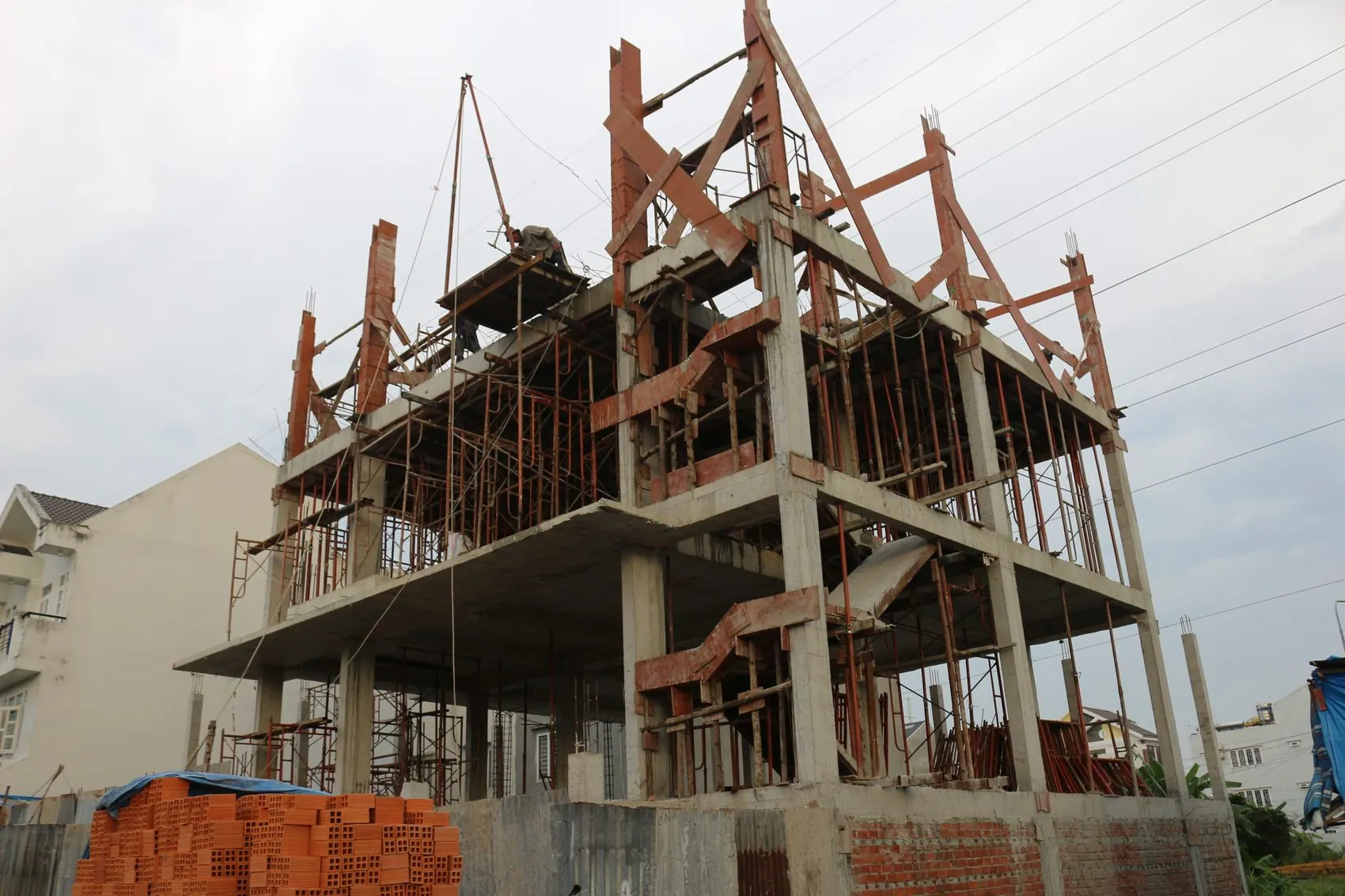 Maison-tube en construction