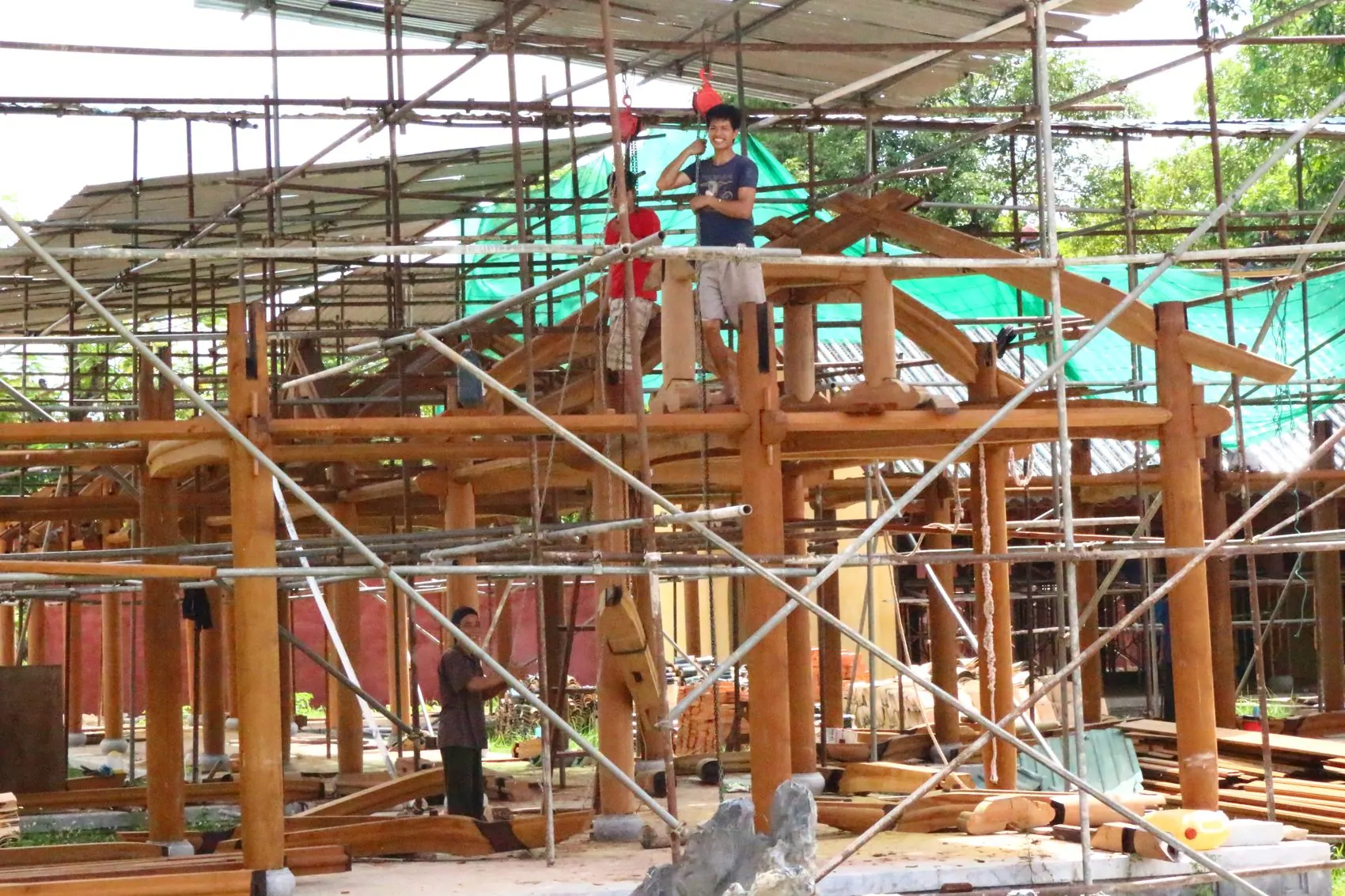 Charpente en bois sous échafaudage