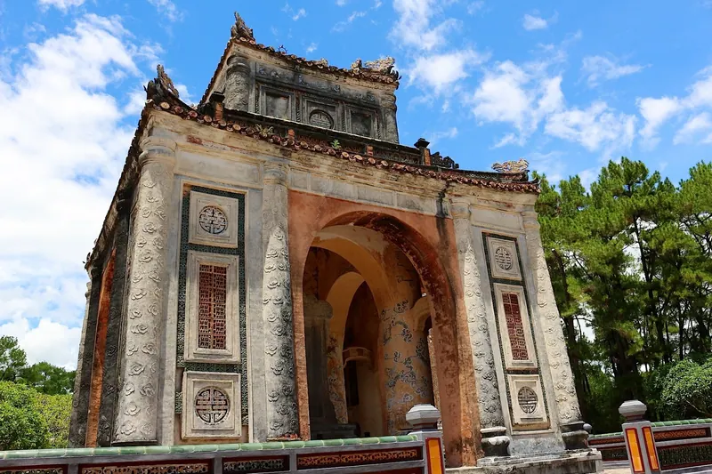 Huế · pavillon de stèle, tombeau impérial