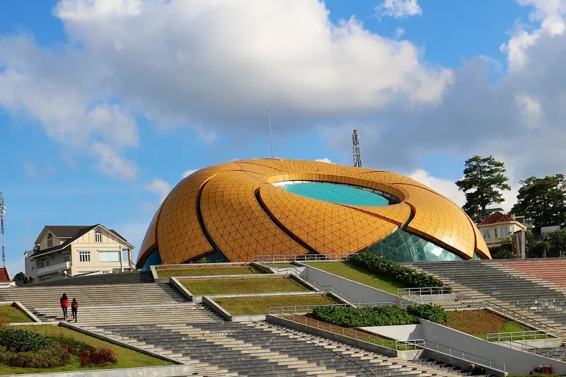 Đà Lạt · place Lâm Viên, dôme « fleur de dã quỳ »