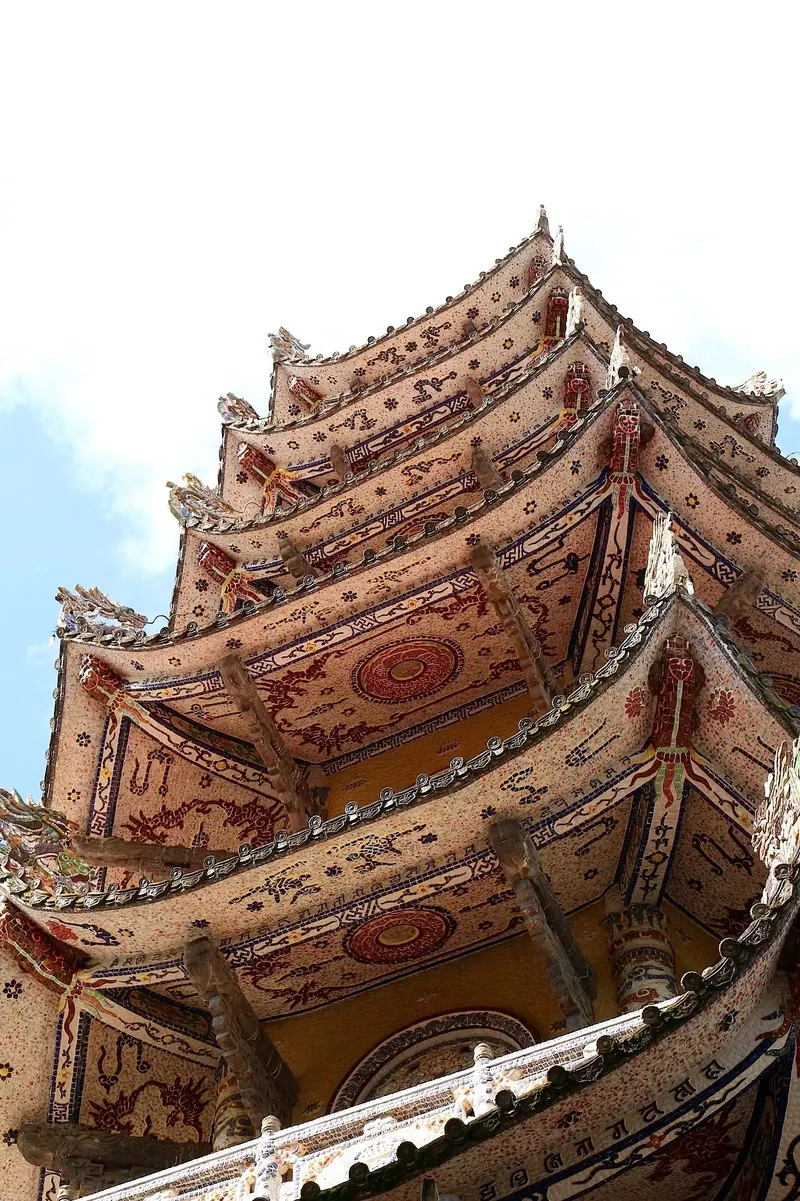 Pagode Linh Phước · avant-toits